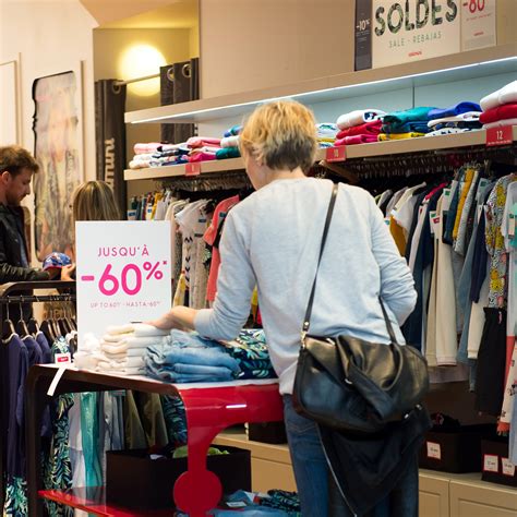 faux femme habillé dans les magasins de vetements